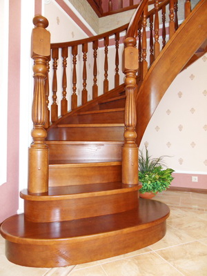 Винтовая лестница из массива дерева